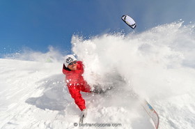 Jérome Josserand et Johann Civel- snowkite au col du Lautaret (05) Fr