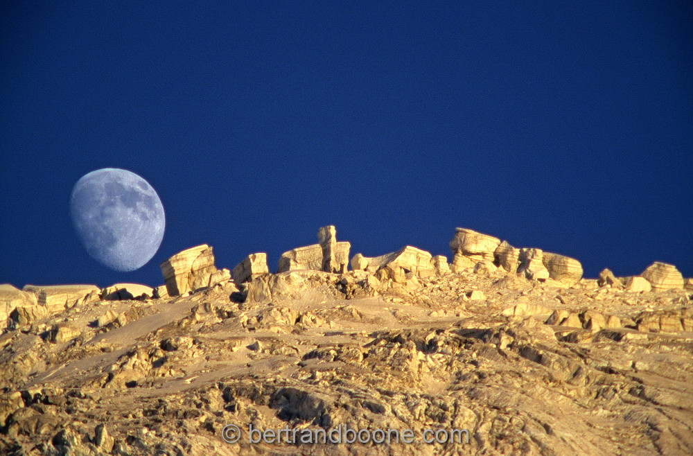 lune sur glacier du Tabuchet - hautes alpes - france