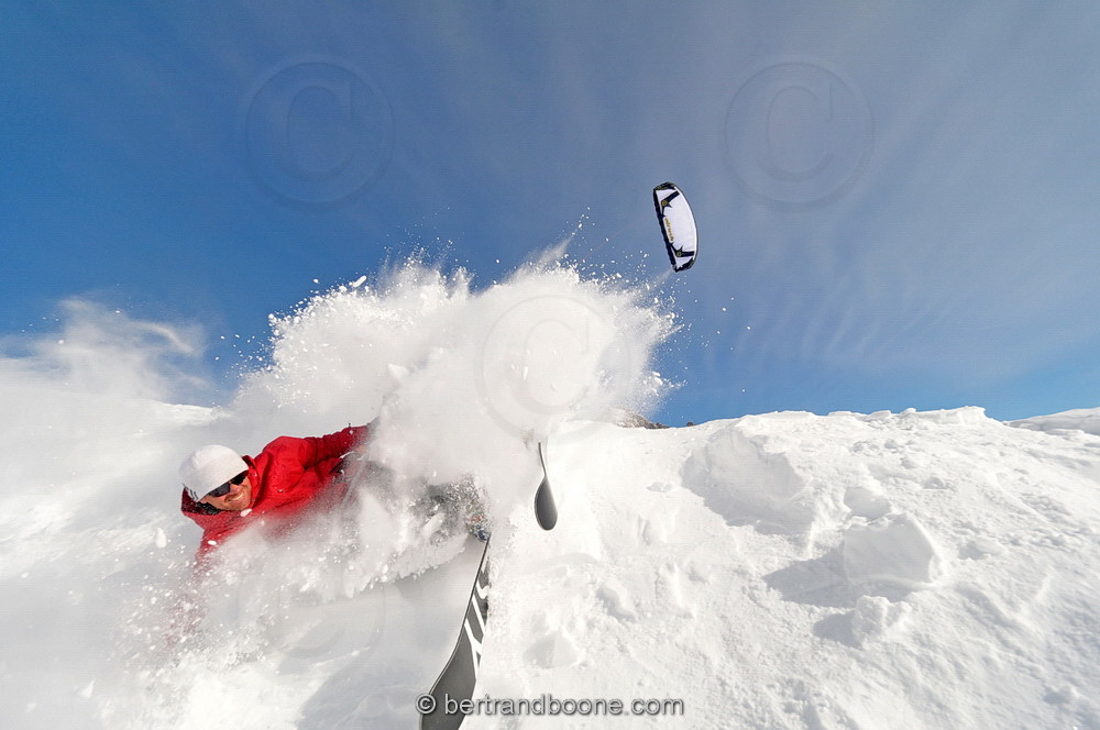 Jérome Josserand et Johann Civel- snowkite au col du Lautaret (05) Fr