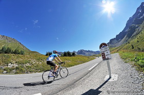 cyclistes au col du Lautaret (05)