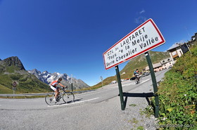 cyclistes au col du Lautaret (05)