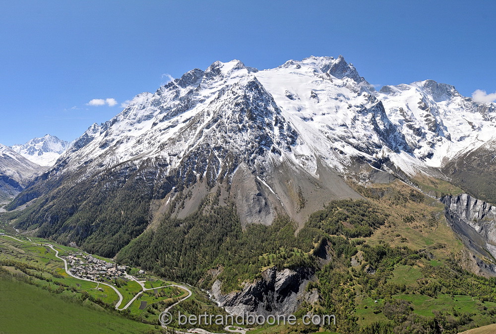 Villar d'Arène et le massif de la Meije